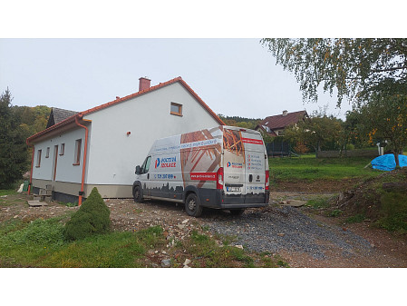 Zateplení stropu novostavby bungalovu se sedlovou střechou v Jasence